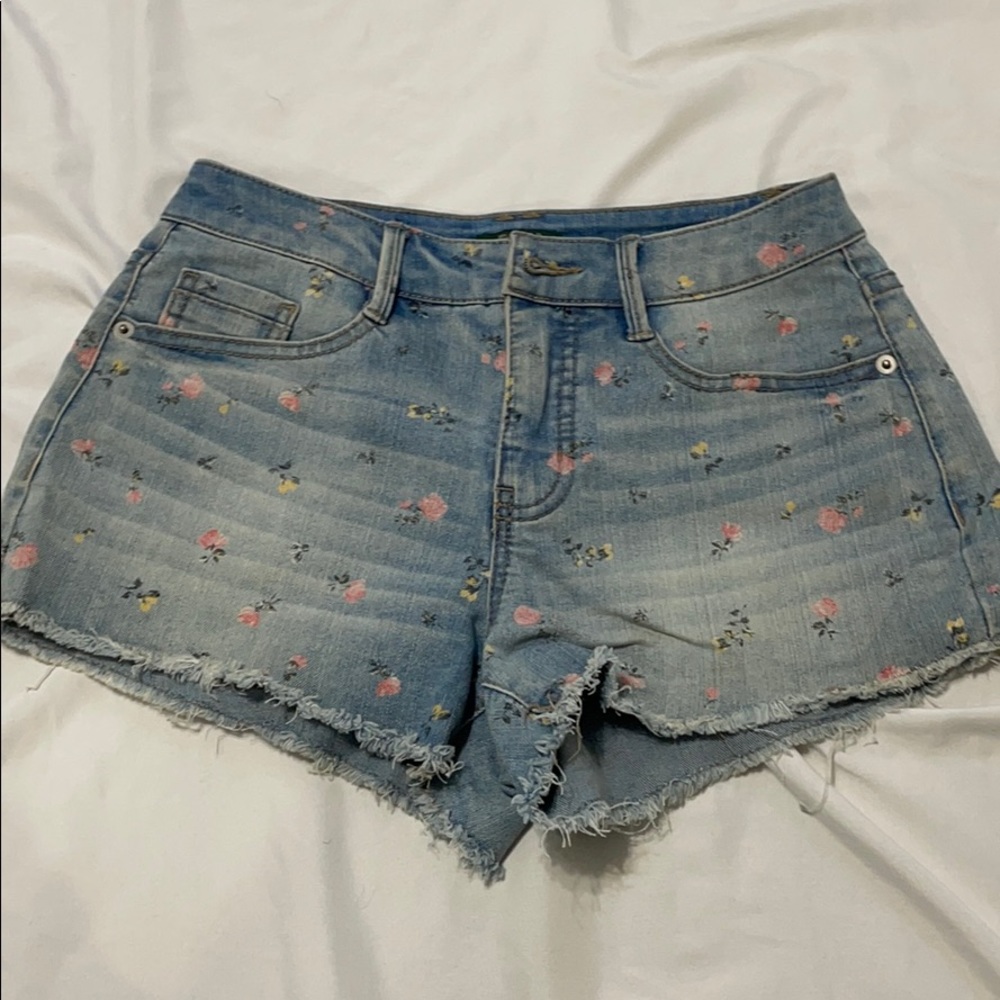 Denim Shorts with flower details.